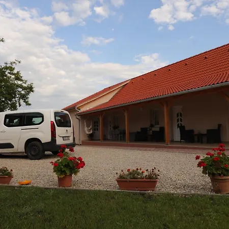 Kamilla Apartmanhaz Somogyudvarhely Olyanmintotthoncsakmegjobb Exterior photo